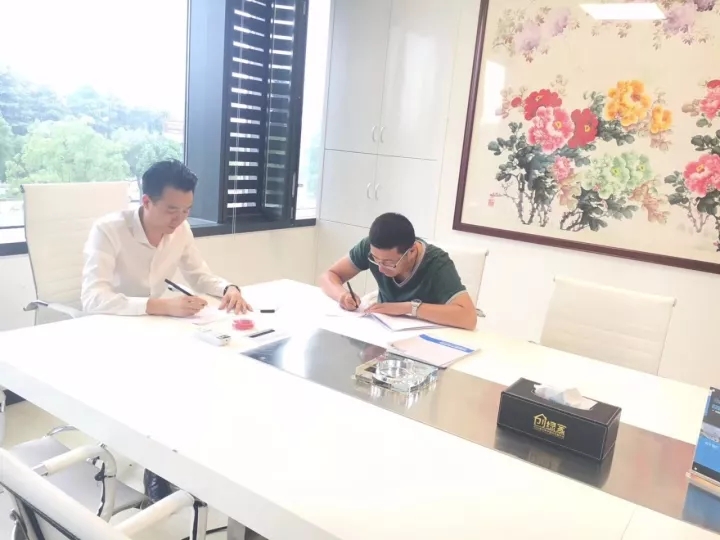 熱烈祝賀劉總簽約創綠家麗水市區級代理！