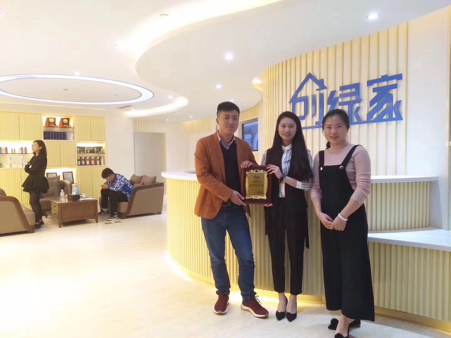熱烈祝賀蔣總簽約創綠家江蘇省市級代理！