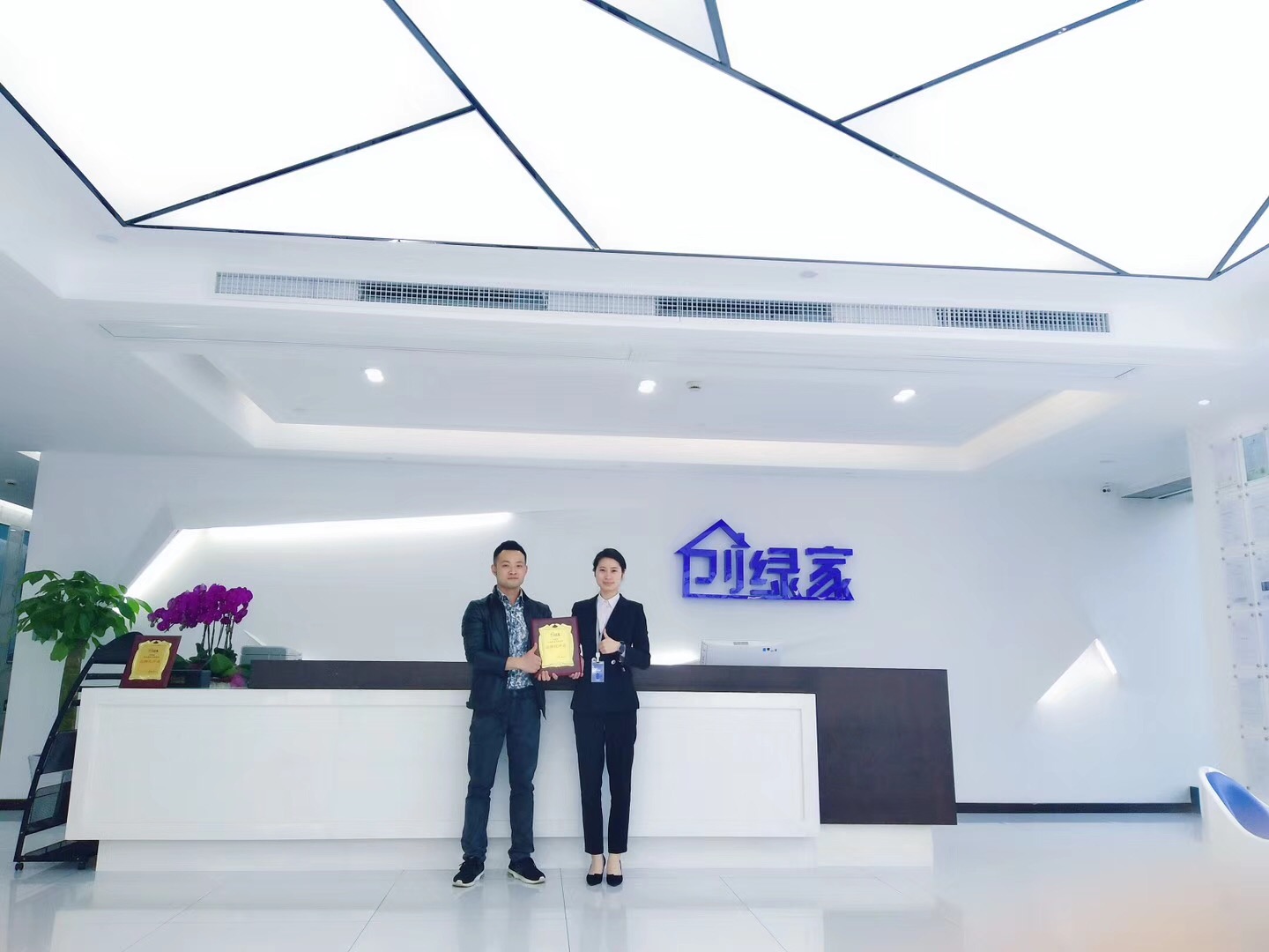 熱烈祝賀張總簽約創綠家重慶市區級代理！