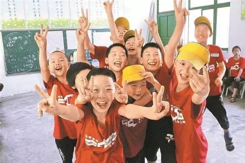 開學(xué)倒計(jì)時(shí)，學(xué)校除甲醛讓熊孩子們?cè)獨(dú)鉂M滿迎接新學(xué)期！