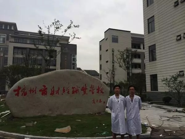 開學(xué)倒計(jì)時(shí)，學(xué)校除甲醛讓熊孩子們?cè)獨(dú)鉂M滿迎接新學(xué)期！