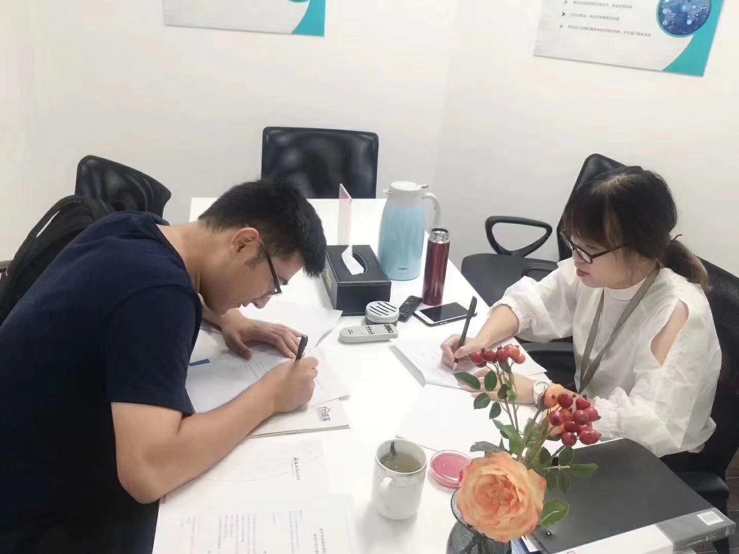 熱烈祝賀何總簽約創綠家塔城市縣級代理！