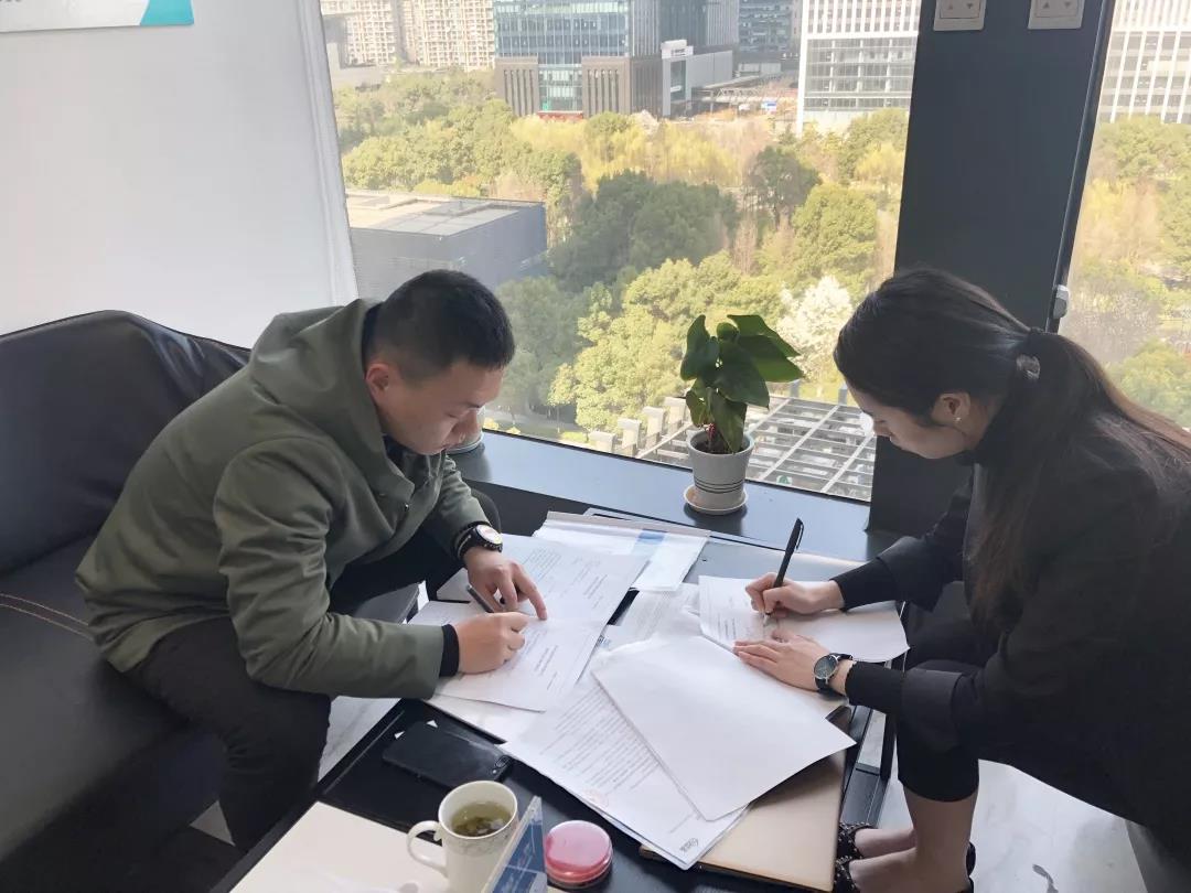 彭總之前是在國企上班，現在選擇自己創業，自己做過多方面的了解，千里迢迢來考察，注重公司實力、扶持力度和產品效果，對這個行業也是非常有信心，在我們除醛技術交流峰會現場果斷簽約！