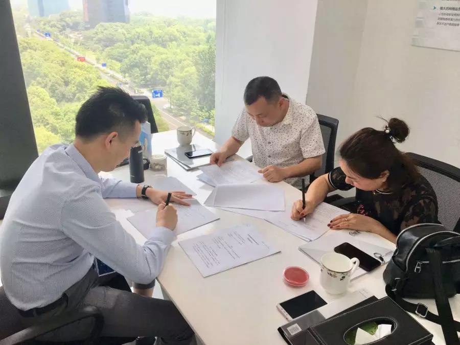 熱烈祝賀李總夫婦簽約創綠家湖南省常德市區級代理！